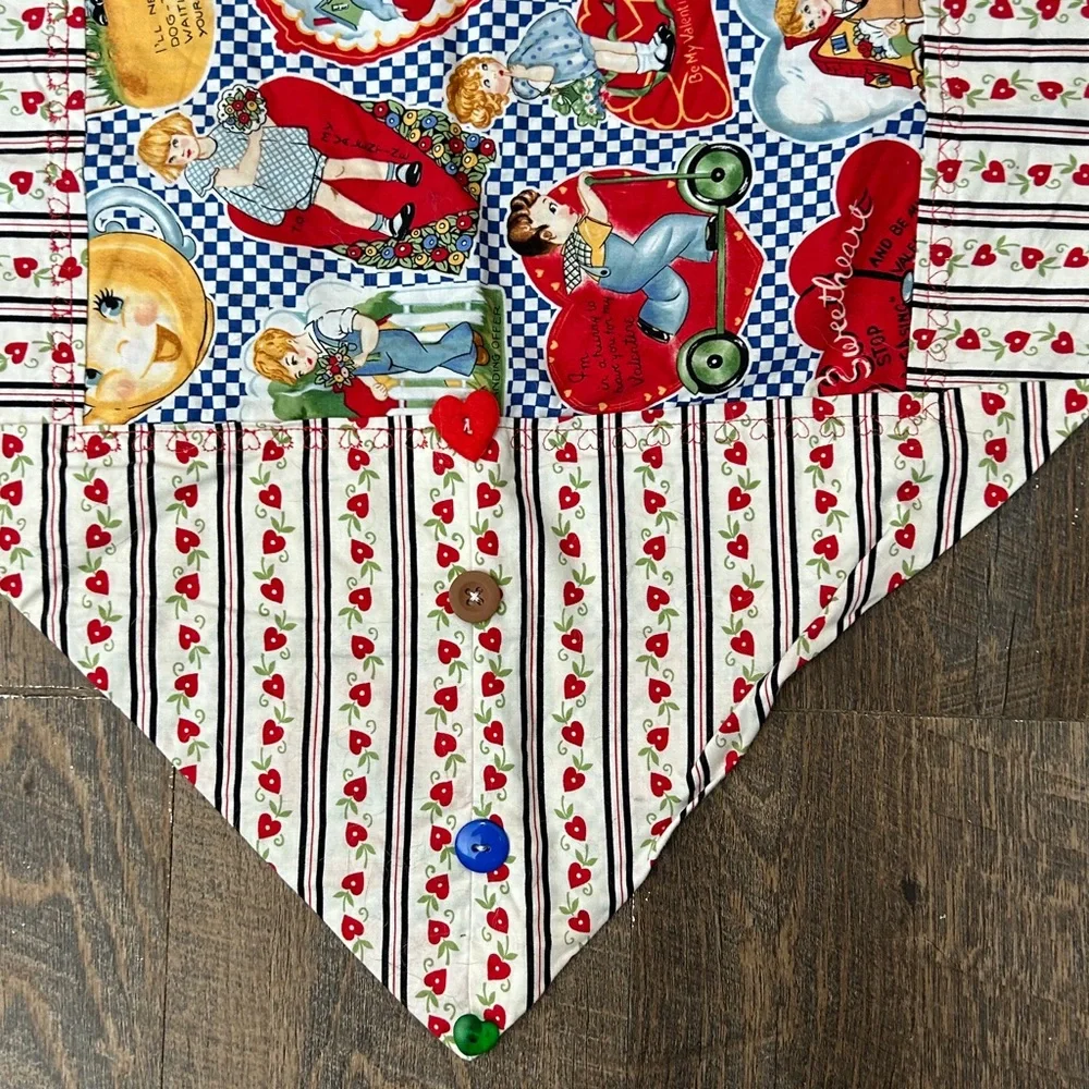 Valentines Day‎ quilted table runner with a vintage-style motif  hearts, gingham